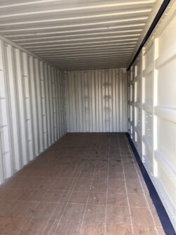 avatava küljega merekonteinerid