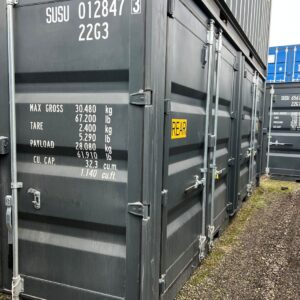 avatava küljega merekonteinerid